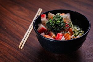 Sałatka surimi – pomysł na szybkie i smaczne danie z paluszków krabowych